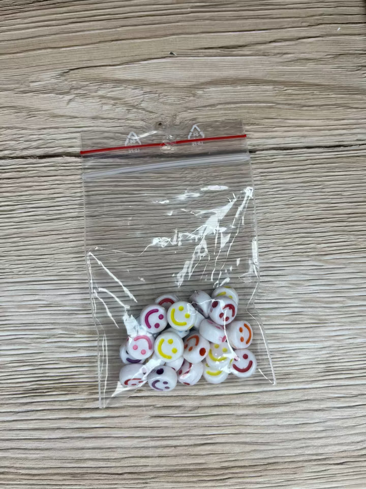 Akrylpärla Smiley 10 mm, Vit/Färgmix (25st)