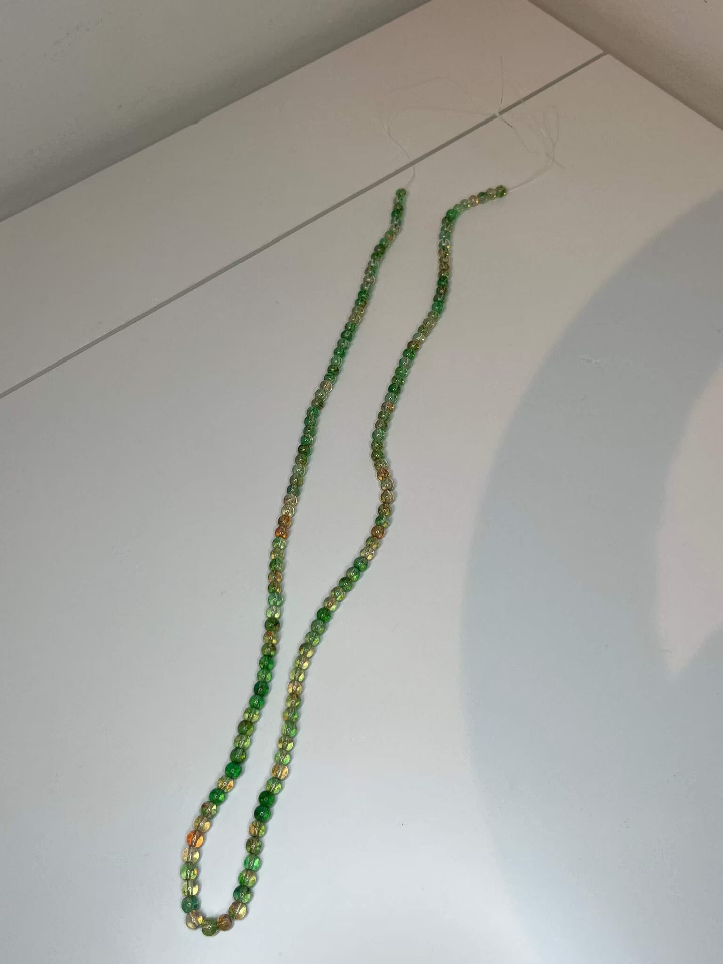 Sträng med glaspärlor Halvopaka - Sten imitation Lime Green 6mm