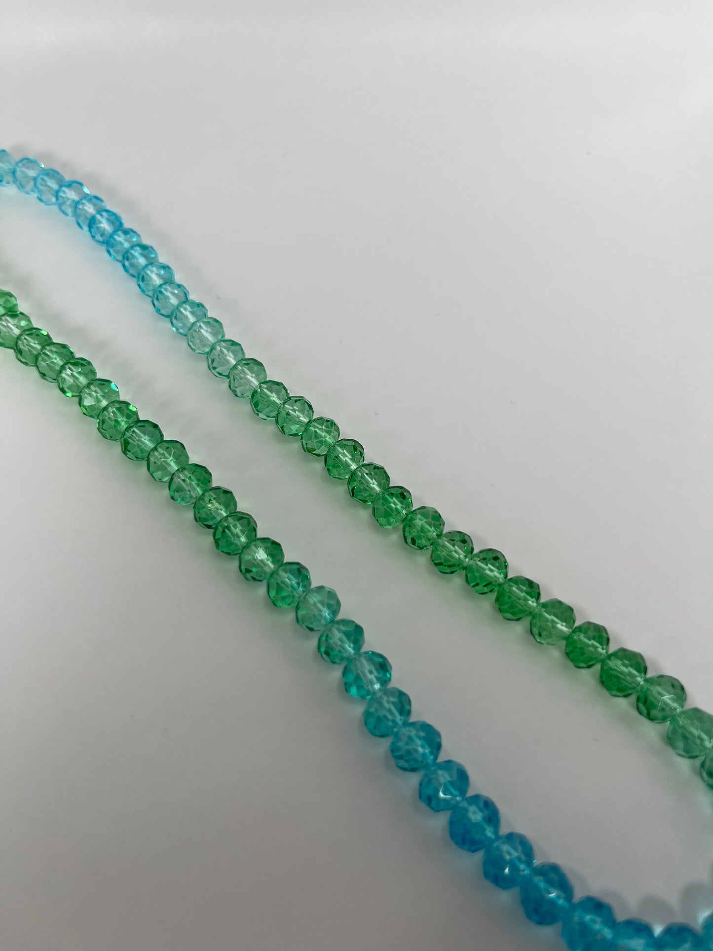 Sträng med kristallpärlor blågröna, 8mm (ca75st)