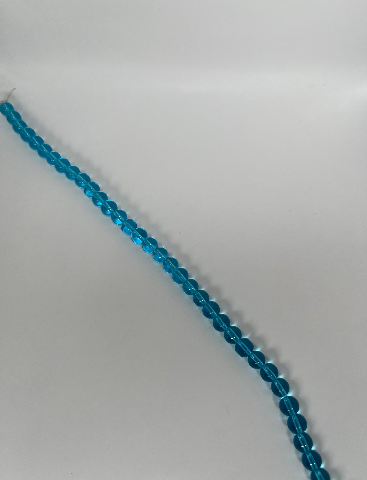 Sträng med runda glaspärlor, ljusblåa, 8 mm