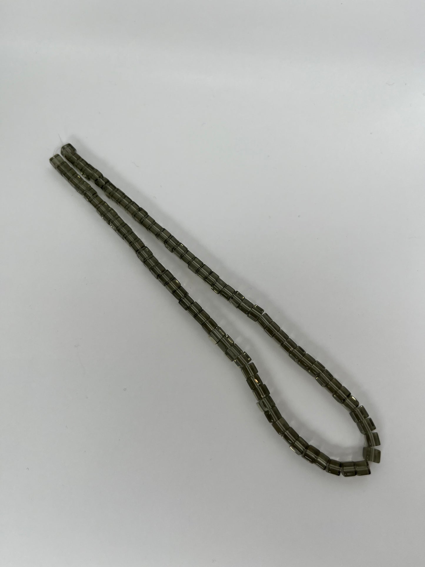 Sträng med kubformade glaspärlor, grå, 4mm