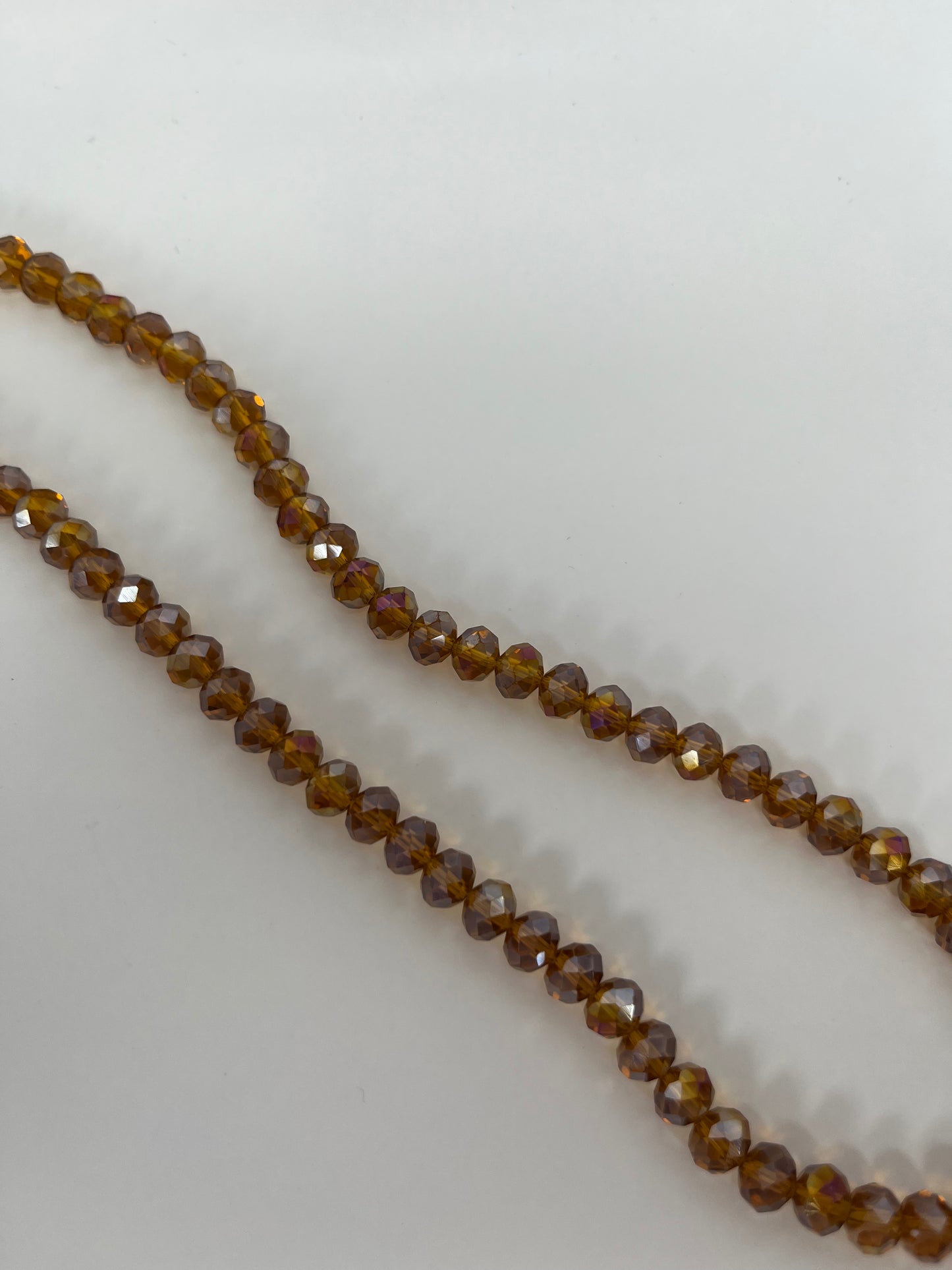Sträng med kristallpärlor bruna/guldiga, 8mm (ca65st)