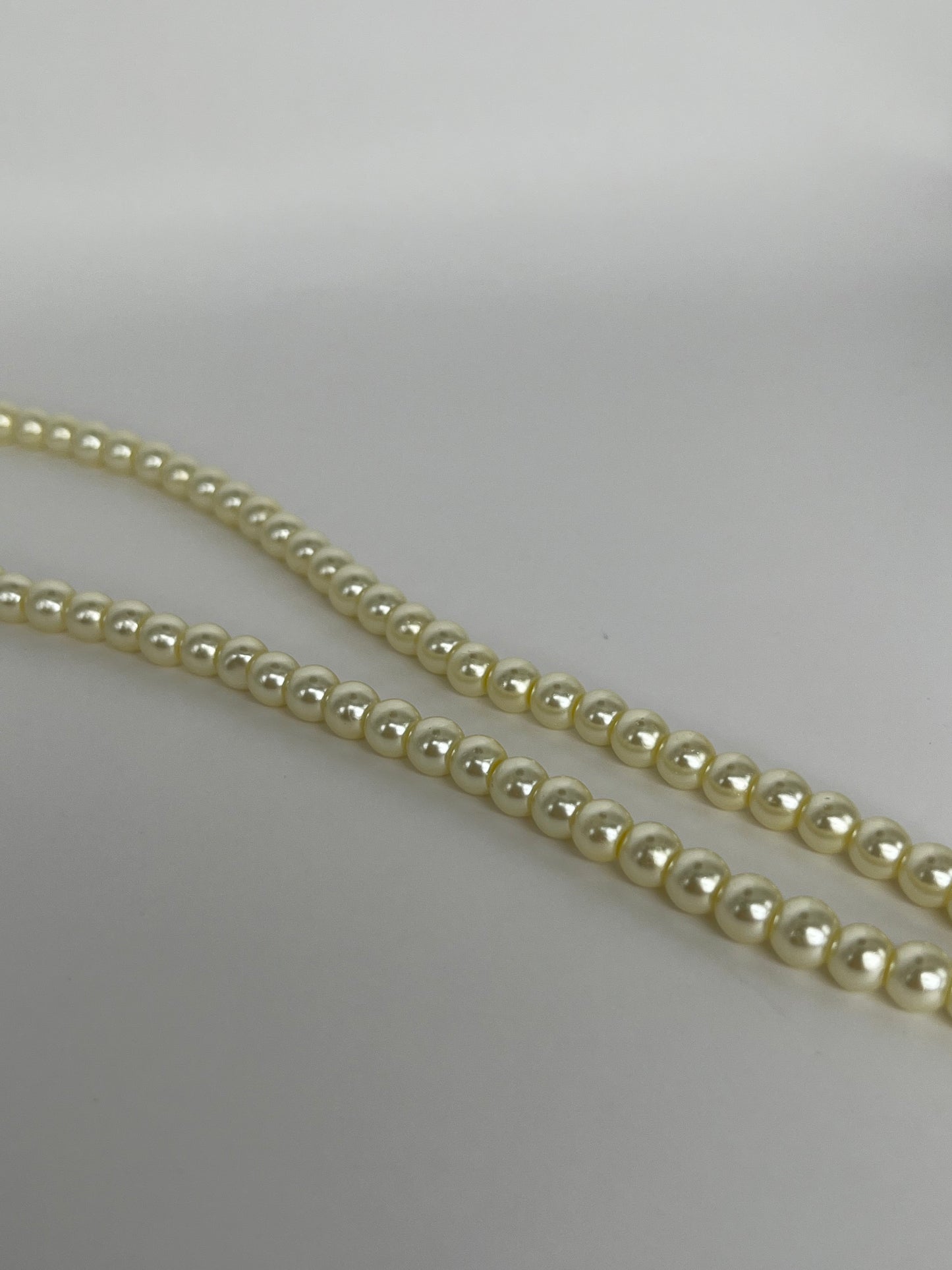 Sträng med vaxade glaspärlor ljusgul, 6mm