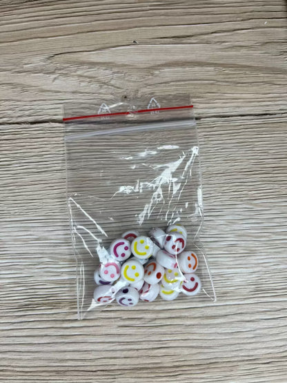 Akrylpärla Smiley 10 mm, Vit/Färgmix (25st)