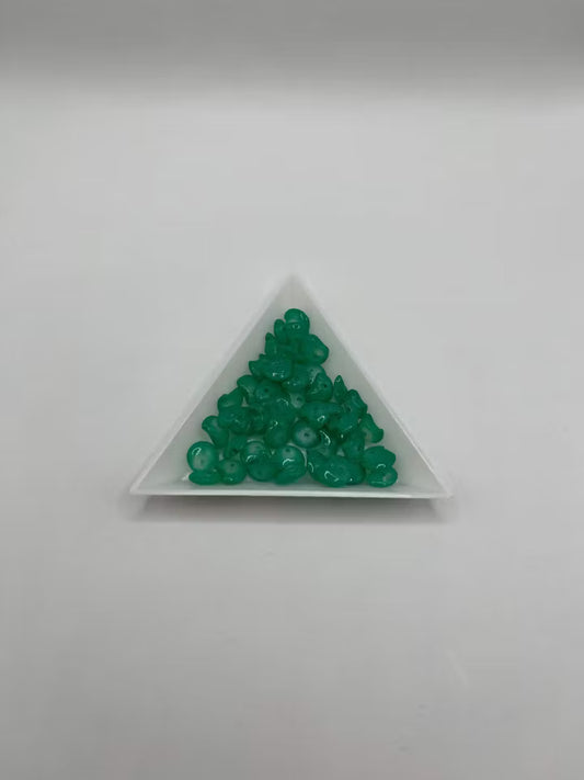 Glaspärla chip mörkgrön, 7-8 mm (10g)