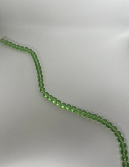Sträng med runda glaspärlor, klargröna, 8 mm