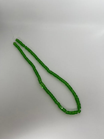 Sträng med kubformade glaspärlor, klar ljusgröna, 4mm