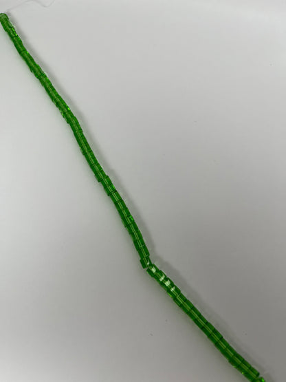 Sträng med kubformade glaspärlor, klar ljusgröna, 4mm
