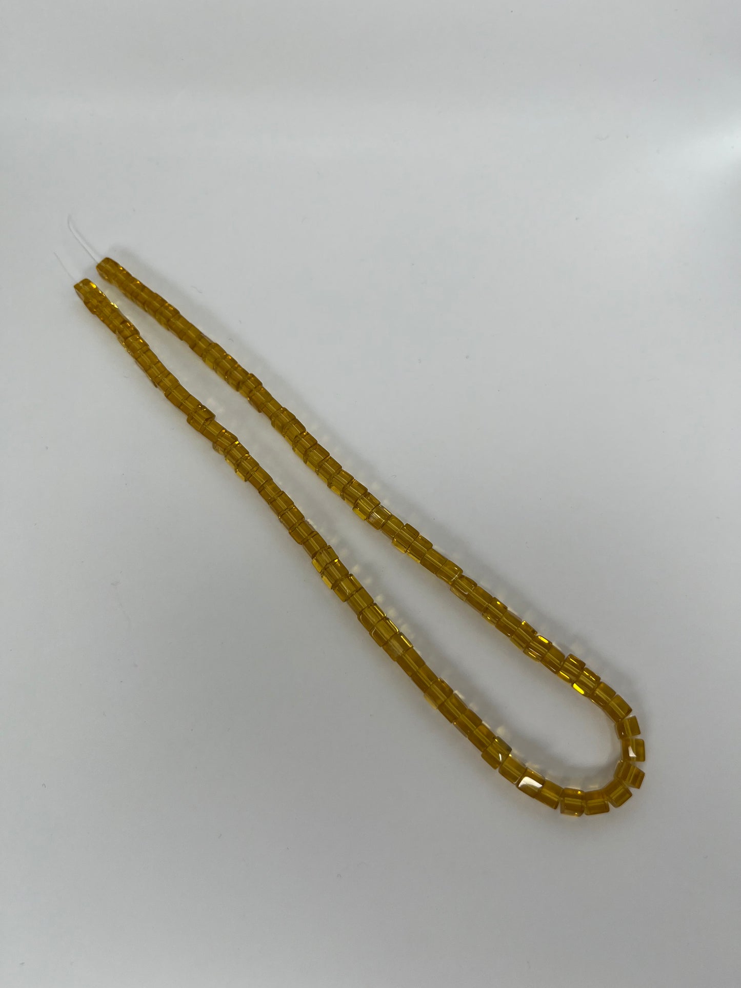 Sträng med kubformade glaspärlor, klar gula, 4mm