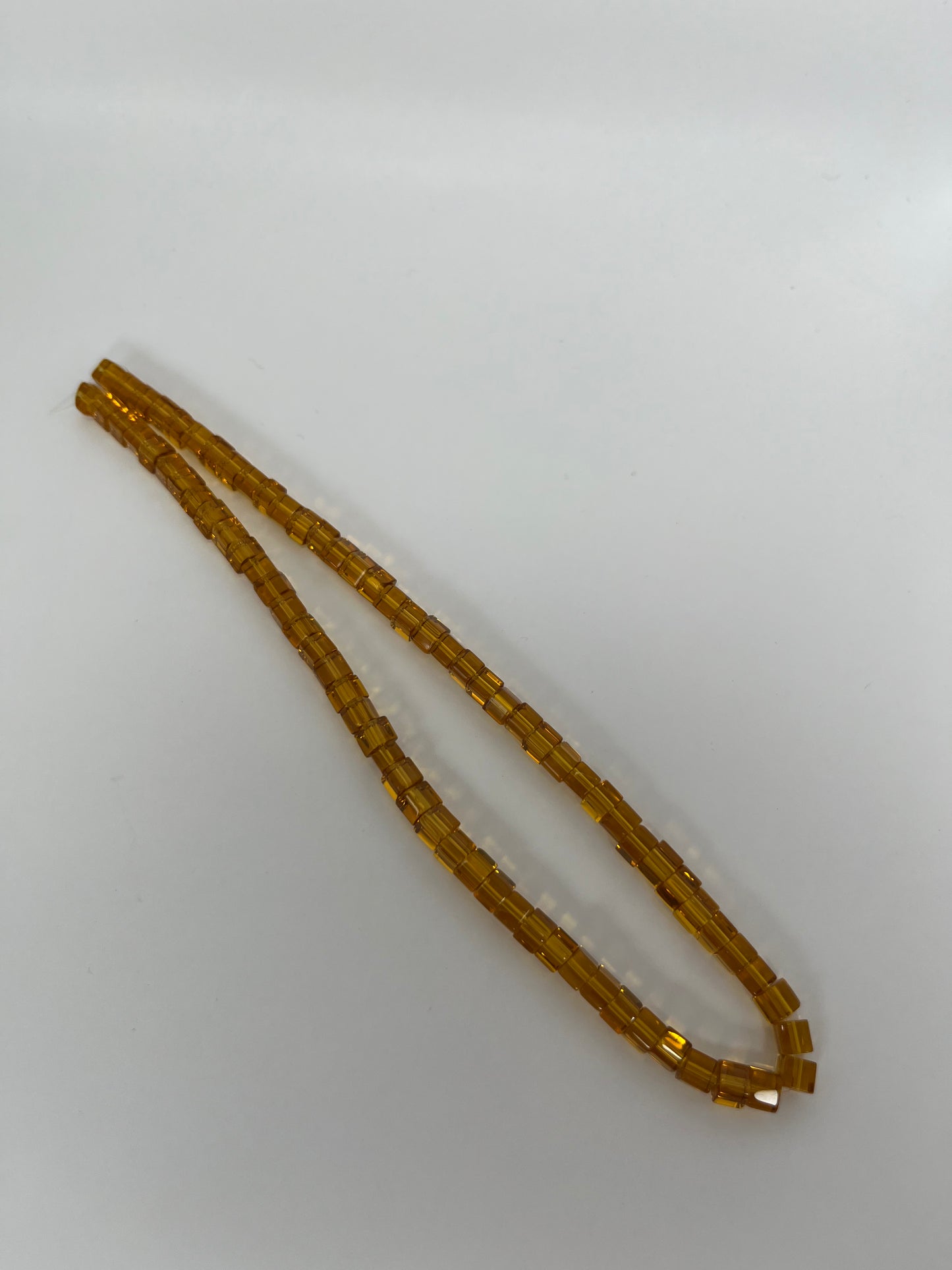 Sträng med kubformade glaspärlor, guld, 4mm