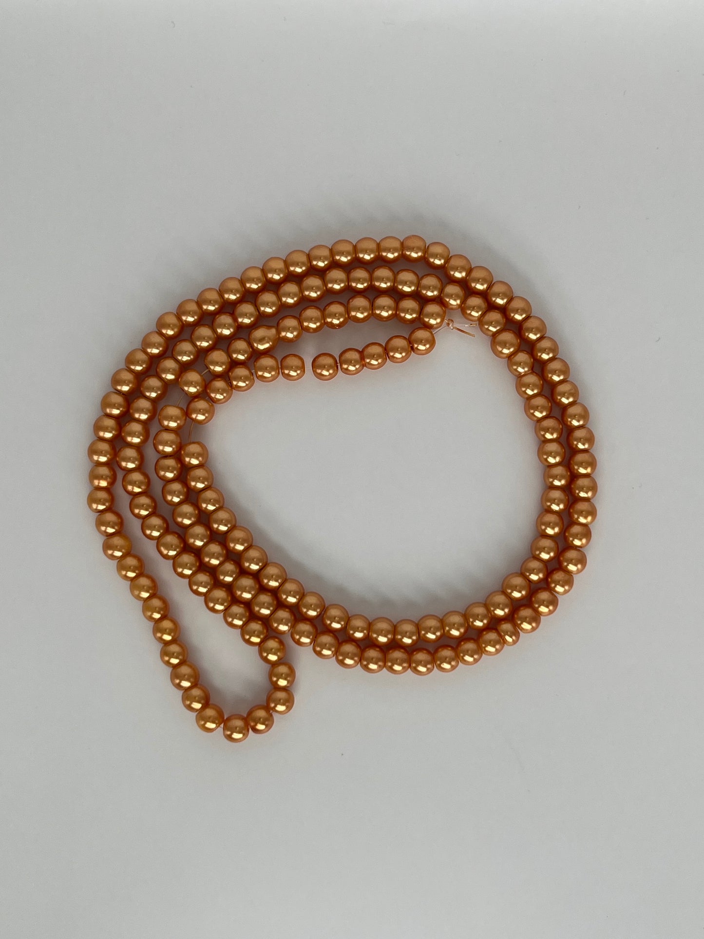 Sträng med vaxade glaspärlor ljusorange, 6mm