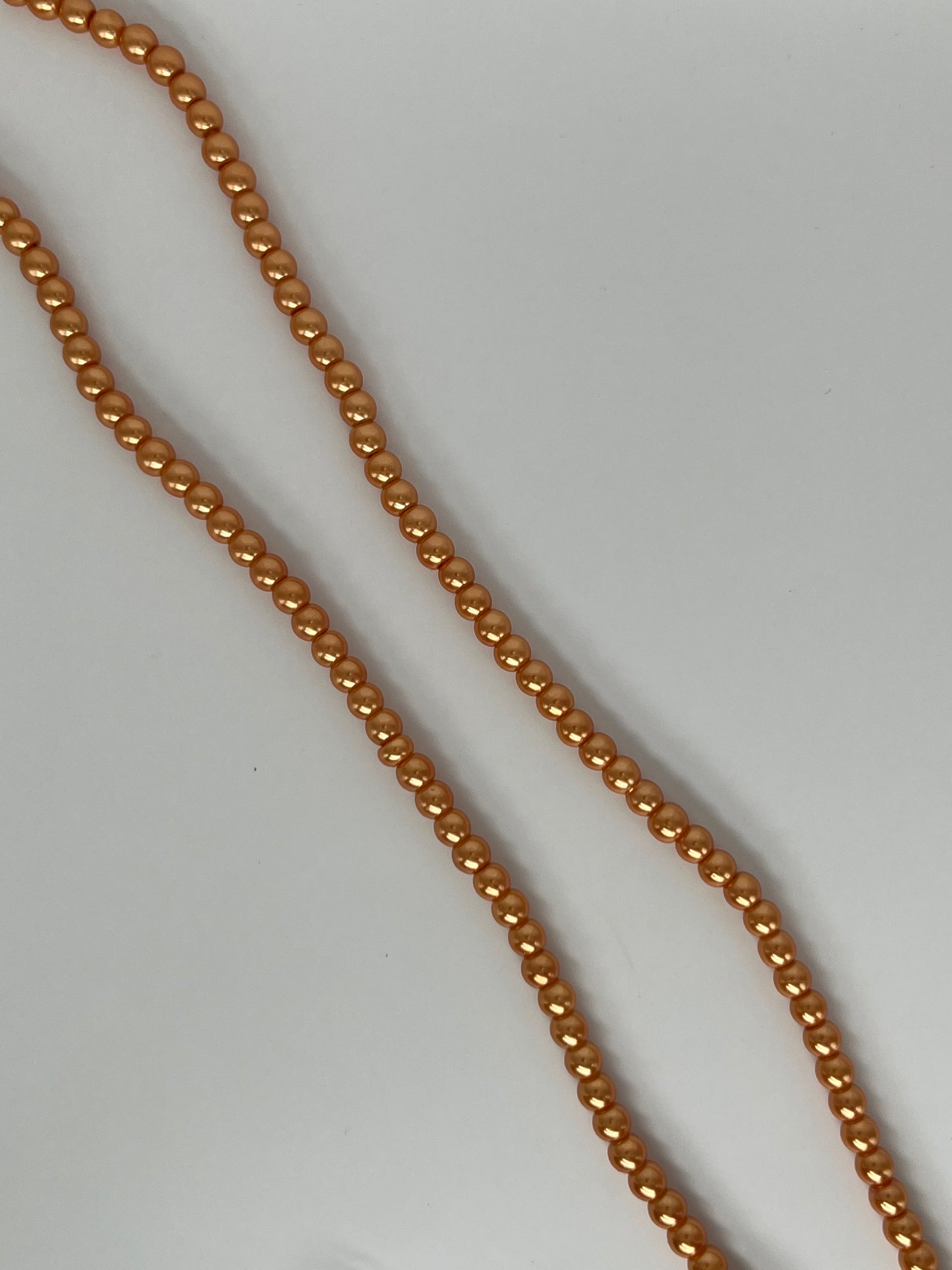 Sträng med vaxade glaspärlor ljusorange, 6mm