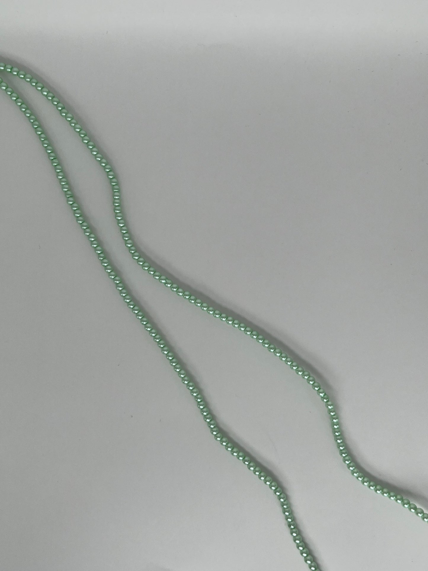 Sträng med vaxade glaspärlor ljusgrön, 3mm