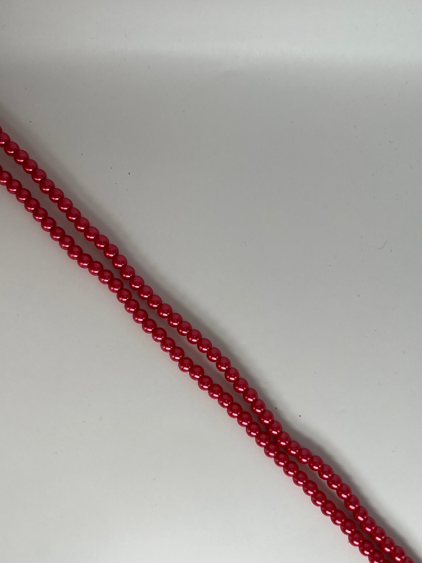 Sträng med vaxade glaspärlor ljusröd, 6mm